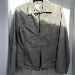 Sooo cute H&M light weight jacket. Khaki like color- clip closures side pockets